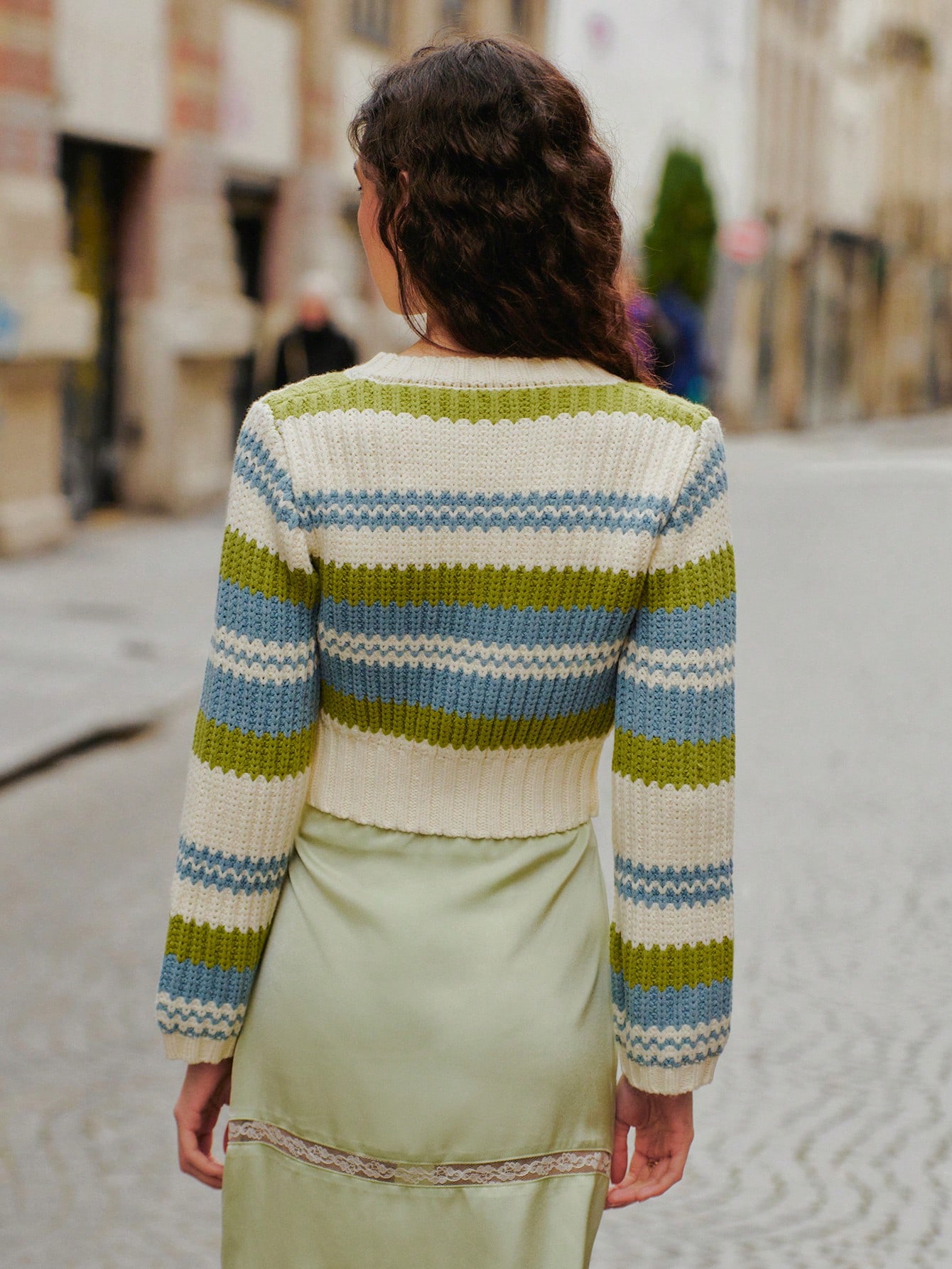 Zielono-niebieski dzianinowy kardigan w paski, zapinany z przodu na guziki, z długim rękawem, przytulny, uroczy, wiosenny, w stylu francuskim i paryskim