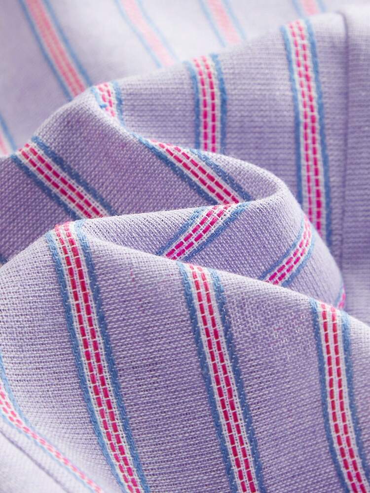 Liliowa, dopasowana bluzka w paski z falbaniastym dekoltem w serek, guzikami z przodu i bufiastymi krótkimi rękawami, uroczy, vintage, wiosenno-letni styl francuski, paryski styl, bluzki damskie na lato, letnie koszule, damska bluzka zapinana na guziki