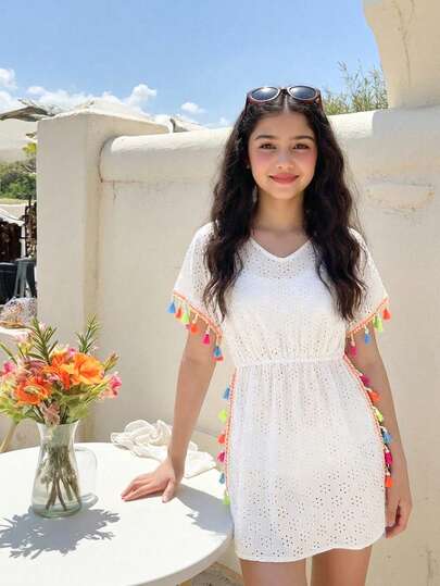 SHEIN 少女白色镂空网纱泳衣罩衫，彩色流苏时尚可爱连衣裙，适合夏季、海滩、度假穿着。少女浅色沙滩裙，少女沙滩束腰外衣，青少年度假装，白色钩针连衣裙，白色流苏连衣裙，刺绣白连衣裙，夏季连衣裙，短袖连衣裙，女士夏季服装，女童夏季连衣裙，白色夏季连衣裙，镂空连衣裙，流苏连衣裙，镂空连衣裙，短袖连衣裙。