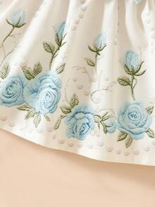 SHEIN 这款华丽的新生儿公主裙，饰有精致的蕾丝喇叭袖，飘逸灵动，点缀着柔和的粉色超大蝴蝶结，甜美可爱。裙摆上绣着玫瑰花，搭配珍珠，并配有同款发带。裙子采用柔软亲肤的面料制成。 - 藍色 - 查看 4