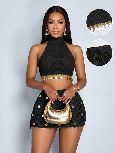 SOLERSUN Această ținută de vacanță de vară pentru femei prezintă un set de rochie mini cu paiete, țesătură, fără mâneci, spate decoltat și decupată, care include un top cu decolteu halter și o fustă mini decupată cu franjuri, împodobită cu aplicații de paiete. Este perfectă pentru vacanțele de vară la plajă și distracția la piscină.