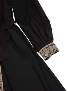 GlowEve 女士优雅黑色长裙，饰有金色编织缎带滚边和腰带设计，适合约会、派对、聚会、新年假期、中东节日等场合。 - 黑色和金色 - 查看 4