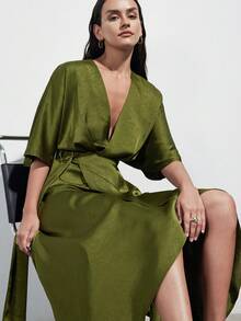 Aveloria Modichic 橄榄绿缎面交叉系带连衣裙，V领宽袖，不对称下摆，简约都市通勤优雅休闲百搭中长连衣裙 - 綠色 - 查看 7