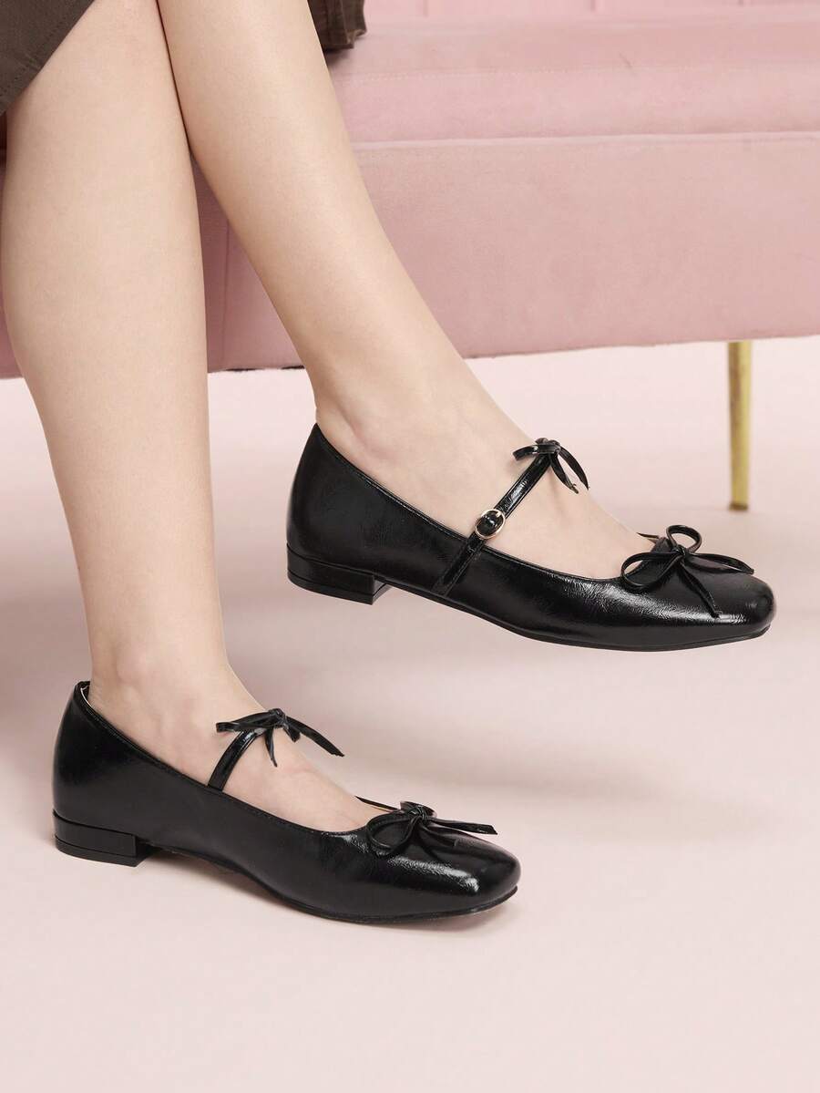 CUCCOO DOLLMOD Zapatos planos de estilo Mary Jane con punta cuadrada, lazo y correa de hebilla en el tobillo, en color negro, de estilo lindo y elegante para ir al trabajo - Negro - Ver 1