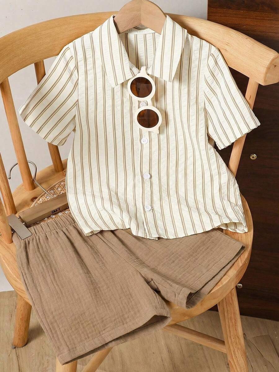 SHEIN Genkimix Kids 这款男童条纹衬衫短裤套装包含两件，采用优质梭织面料制成，条纹设计时尚独特，适合活泼可爱的小男孩。衬衫设计简约优雅，领口和袖口精致考究；短裤设计舒适宽松，满足小男孩的成长发育需求，穿着舒适。