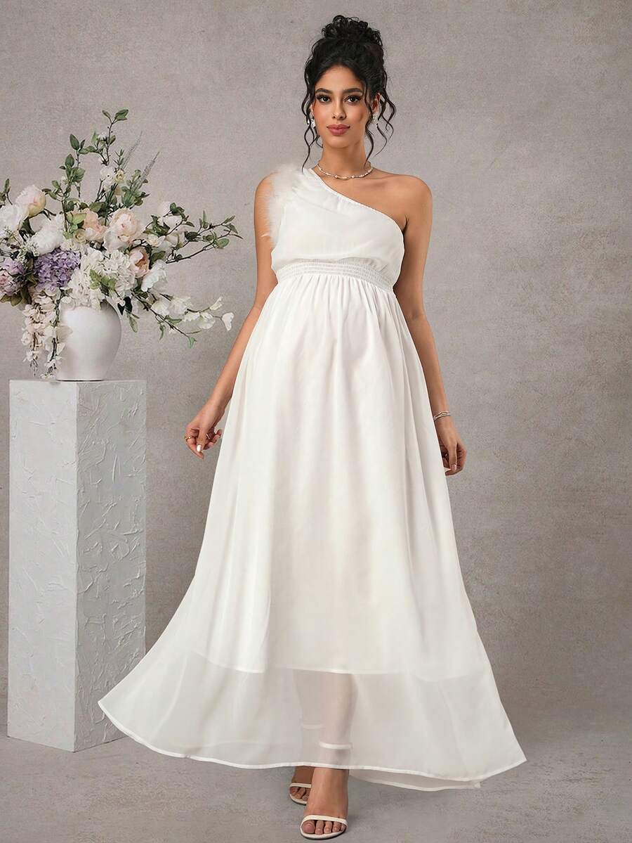 SHEIN Vestido de Maternidade Branco Elegante de Verão em Chiffon Sedoso para Convidada de Casamento com Ombro Assimétrico e Decoração de Penas, Roupa de Férias de Cor Sólida para Mulheres, Vestidos para Senhoras - Branco - Visão 1