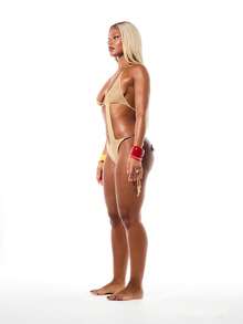 SUMWON WOMEN 女士金属钩编针织不对称镂空连体泳衣，深V领口和侧系带设计，适合海滩泳池夏季穿着 - 金色 - 查看 4