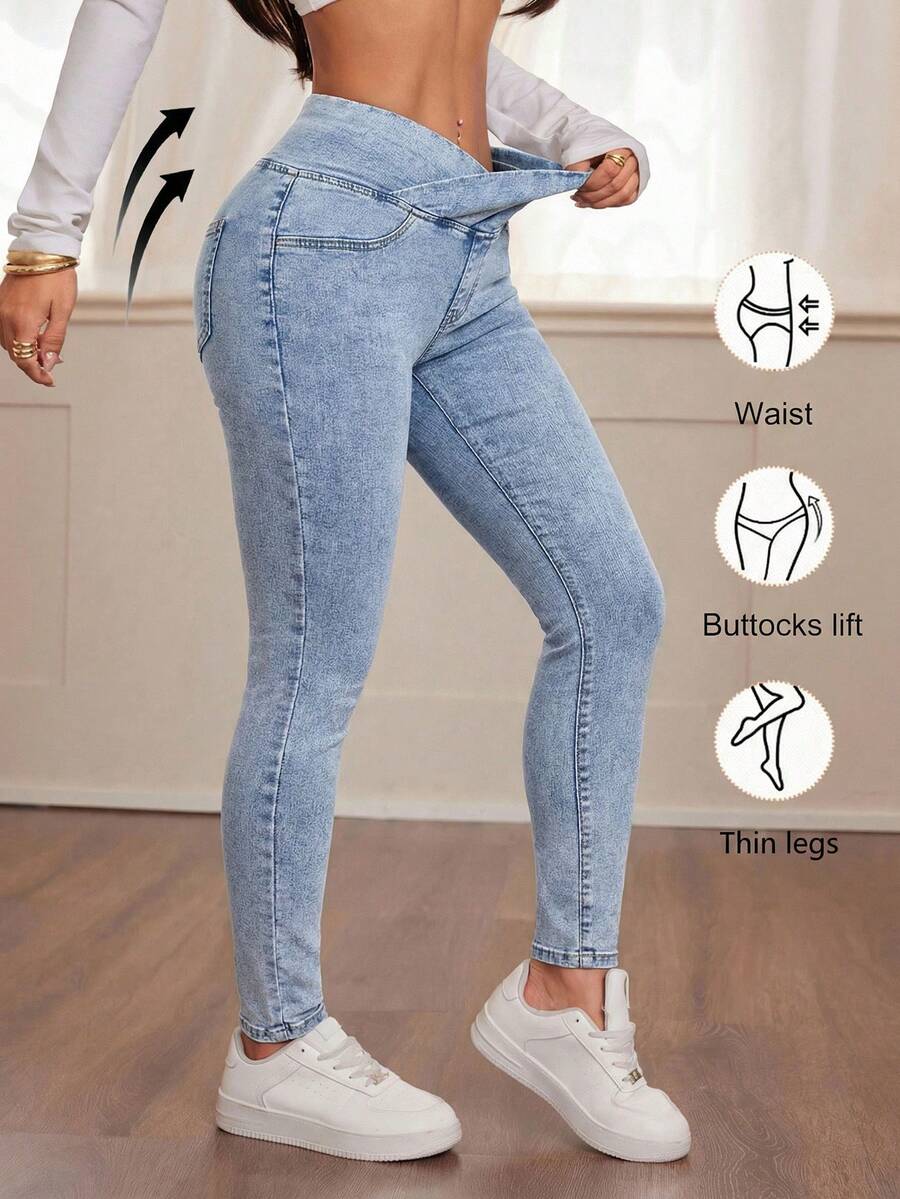 SHEIN PETITE 女士秋冬返校季万圣节圣诞节Y2K可爱运动街头风生日装扮夜店装扮机场装扮女式休闲水洗重叠腰部修身蓝色牛仔裤高腰弹力紧身牛仔裤 - 完美贴合日常穿着休闲蓝色牛仔紧身牛仔裤，采用柔软面料和显瘦高腰设计 - 淺色水洗藍 - 查看 1