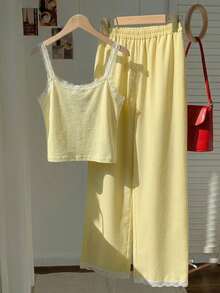 SHEIN EZwear 女士休闲简约度假日落海滩印花图案黄色蕾丝边吊带背心和条纹裤两件套，米黄色两件套，适合夏季、度假、返校季、学院风、海滩派对 - 彩色 - 查看 2