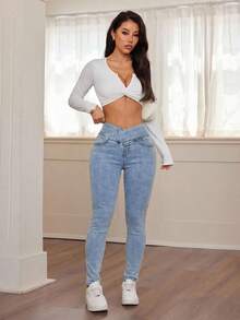 SHEIN PETITE 女士秋冬返校季万圣节圣诞节Y2K可爱运动街头风生日装扮夜店装扮机场装扮女式休闲水洗重叠腰部修身蓝色牛仔裤高腰弹力紧身牛仔裤 - 完美贴合日常穿着休闲蓝色牛仔紧身牛仔裤，采用柔软面料和显瘦高腰设计 - 淺色水洗藍 - 查看 5