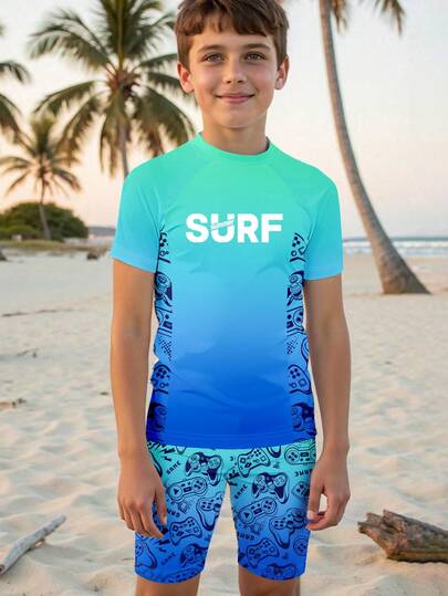 男童休闲简约短袖圆领短裤泳衣套装，适合夏季穿着，经典酷炫蓝色渐变图案印花，游戏手柄图案印花，适合游泳和度假。