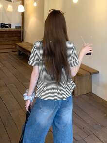 DAZY 女士宽松荷叶边下摆黑白条纹长袖T恤，简约设计露脐上衣 - 深灰色 - 查看 6