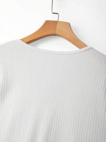 GlowEve CURVE Blusa feminina plus size de verão exclusiva com decote em V e babados, em malha de seda gelada, manga curta e design diferenciado. - Branco - Ver 7