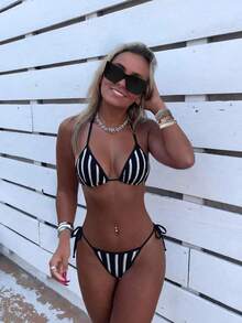 Swim Mod 新款女士优雅复古 Y2K 极简时尚前卫简约黑白现代沙滩三角比基尼套装 - 两件式泳衣，细吊带，侧系带泳裤，性感丁字裤款式，可调节肩带 - 黑白撞色条纹印花 - 弹力速干面料 - 适合夏季海滩度假、泳池派对、音乐节、婚礼假期等场合 - 黑色 - 查看 5