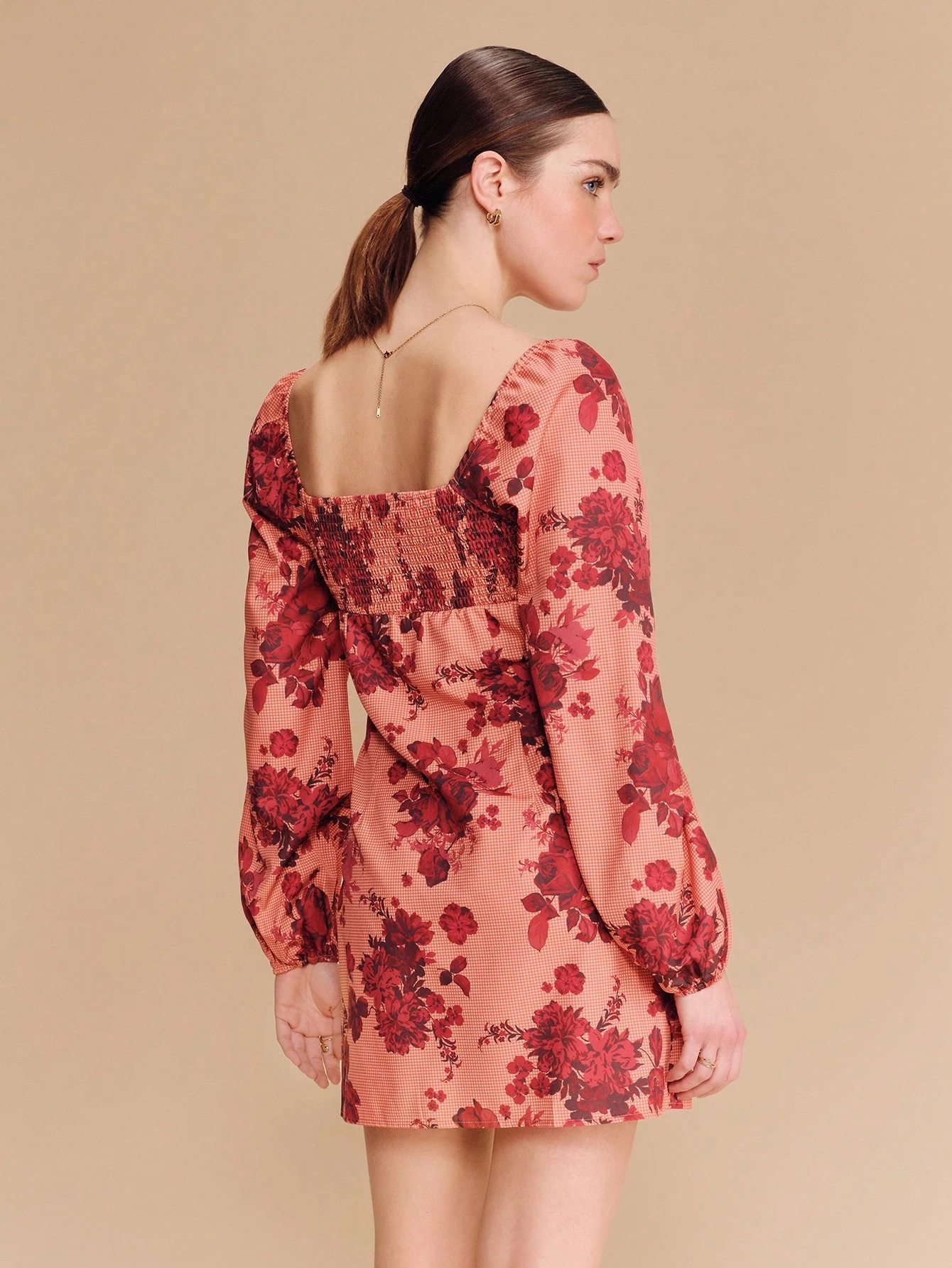 Rotes und oranges Blumenprint Mini-Kleid mit langen Ärmeln und Bindedetail am Ausschnitt, Frühlings-Sommer-Stil, französischer Stil, Pariser Stil