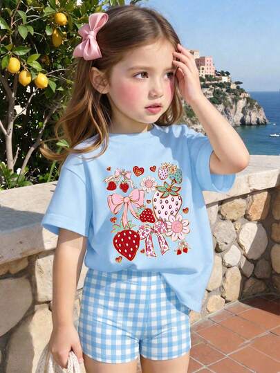 SHEIN GraphicGems Set de 2 piezas de ropa para niña, camiseta de manga corta con estampado dulce y lindo de fresa, moño y floral, y pantalones cortos a cuadros azules y blancos, adecuado para salidas de verano