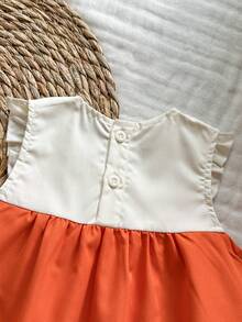 SHEIN Vintaside Kids 女宝宝夏季新款简约可爱彼得潘领蝴蝶结刺绣蕾丝装饰前口袋设计后开襟公主裙，休闲时尚 - 橘色 - 查看 7
