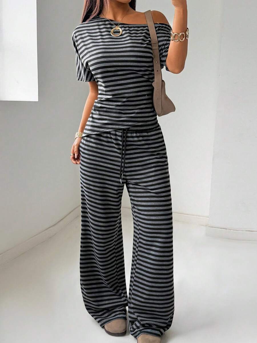 SHEIN EZwear Bộ đồ nữ thời trang thường ngày gồm áo tay ngắn cổ lệch họa tiết kẻ sọc dáng rộng và quần dài túi xéo, kiểu dáng casual. - Màu xám đen - Xem 1