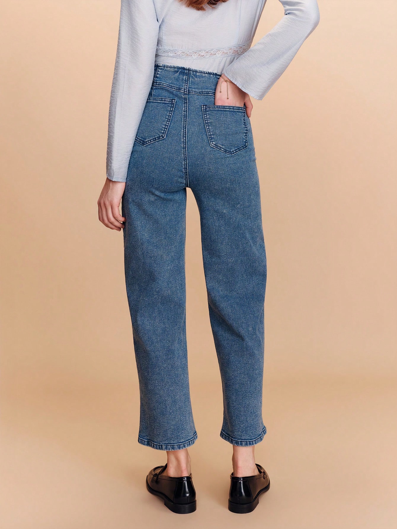 Niebieskie jeansy z wysokim stanem i zapięciem na guziki, uroczy styl, wiosna lato, codzienne wyjścia, szykowne spodnie, styl francuski, paryski styl