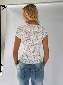 SHEIN Unity 女士V领蕾丝金属扣短袖T恤，适合春夏度假穿着 - 白色 - 查看 2