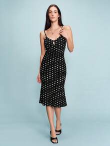 lacRébo Đầm midi ôm dáng in chấm bi đen, chất liệu co giãn, có chi tiết buộc dây phía trước, dây đeo mảnh mai, kiểu dáng nữ tính, dễ thương, phù hợp cho mùa xuân hè theo phong cách Pháp. - màu đen - Xem 5