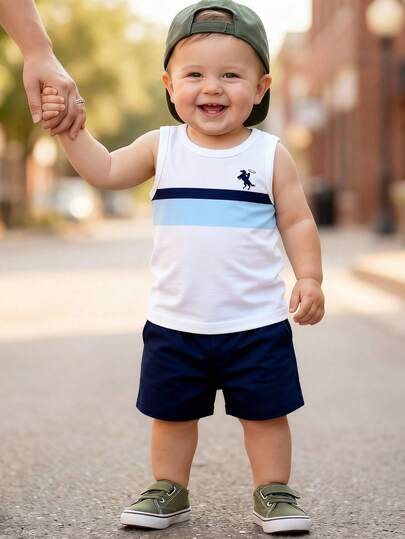 SHEIN Playful Pals Set de 2 piezas de ropa casual de calle para bebé niño, con parte superior tipo chaleco con estampado de rayas y letras, y pantalones cortos azul marino, adecuado para salidas en verano