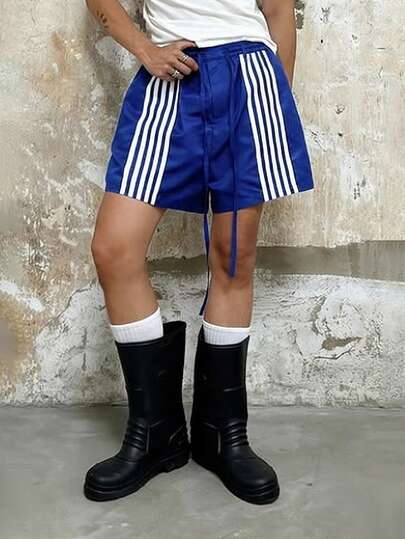 ROMWE MEN Quần short nam kẻ sọc, kiểu dáng thường ngày, thích hợp cho mùa xuân và mùa hè.