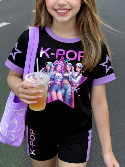 春夏女童休闲时尚创意个性清新简约酷炫虚拟女团五角星图案黑色背景撞色标语字母印花休闲基础款短袖T恤+骑行短裤套装，舒适百搭，适合春、夏、秋季穿着。