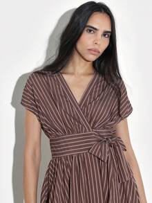 KSTM Abito mini avvolgente a righe con maniche corte e dettaglio in vita con laccio, adatto per occasioni casual estive per donne - Castano - Visualizzare 5