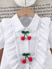 Bộ đồ 2 món cho bé gái: Áo sơ mi trắng tay ngắn xếp ly với họa tiết quả anh đào + Quần short dệt màu đỏ. Thích hợp cho mặc hàng ngày, dự tiệc và các dịp trang trọng. Bộ đồ đi học thường ngày cho mùa xuân, hè và thu. - Đỏ và trắng - Xem 7