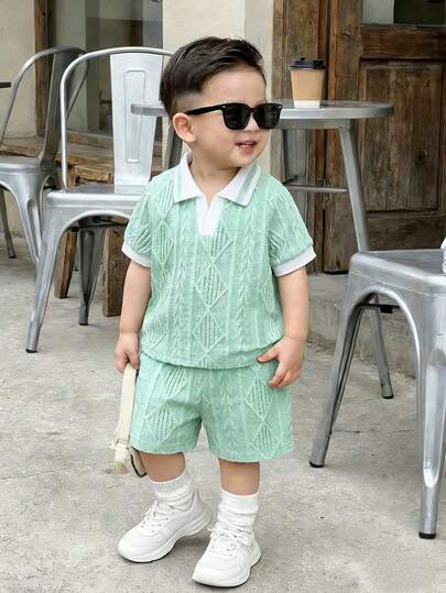 Conjunto de polo y pantalones cortos casuales de niño bebé en verde menta con textura geométrica, adecuado para salidas diarias, actividades deportivas, juegos casuales y viajes de vacaciones