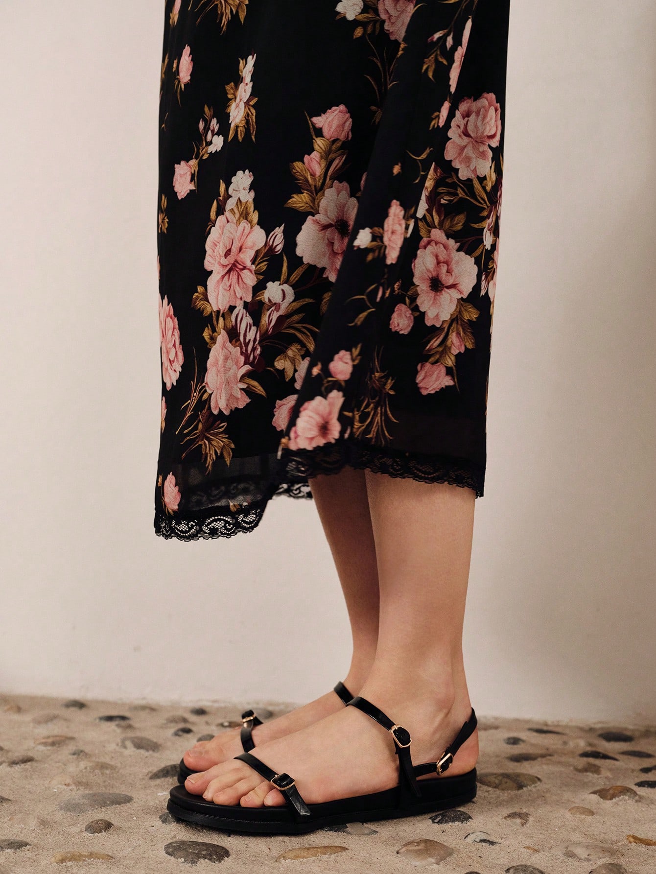 Falda floral con detalles de encaje en el bajo, estilo francés y parisino para vacaciones y salidas, ideal para primavera y verano