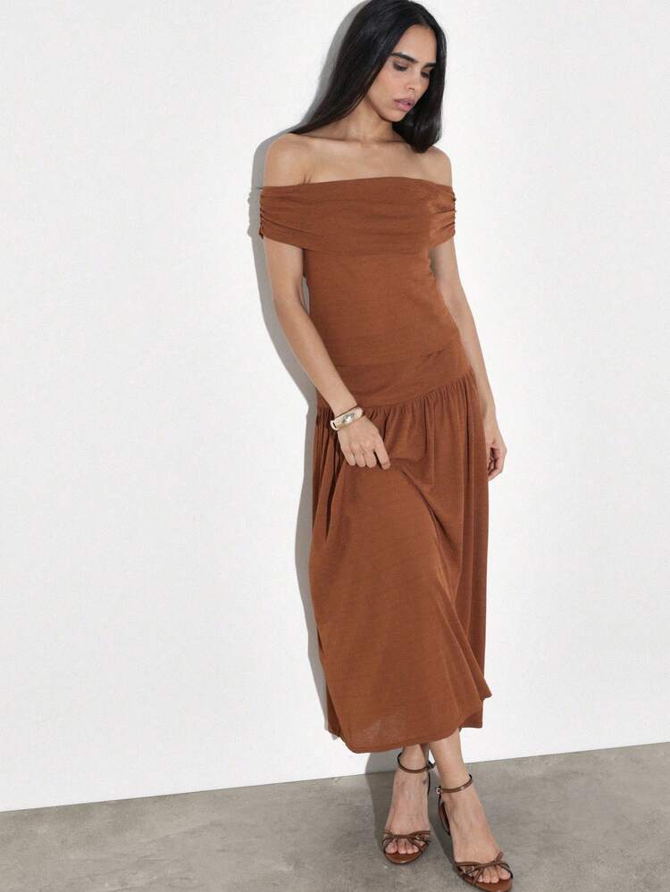 KSTM Off Shoulder Brown Wide Waistband Maxi Dress With Ruched Bodice And Flowing A-Line Silhouette For Evening Occasions