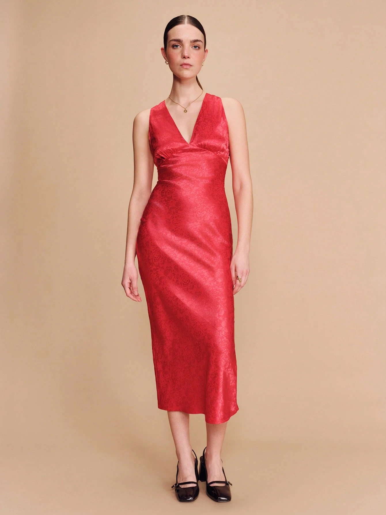 Vestido midi ajustado de satén jacquard rojo con escote en V profundo, sin mangas, con silueta elegante y romántica, estilo francés y parisino para San Valentín