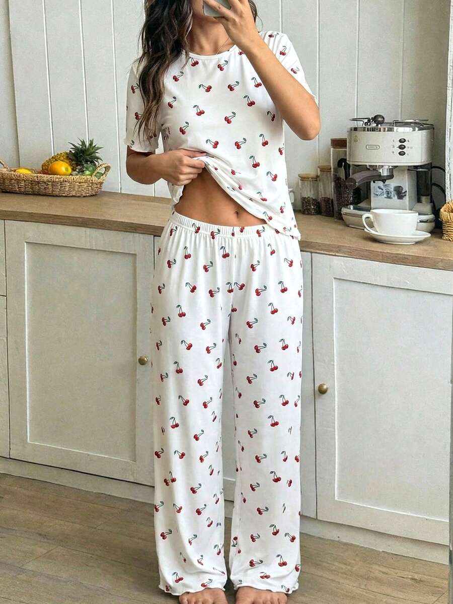 SHEIN مجموعة بنطلون وبلوزة بياقة طاقم مرتخية بأكمام قصيرة للمراهقات، بطبعات الكرز والزهور، بيجامات كاجوال مريحة وجميلة، مجموعة بيجامات صيفية للنساء، مجموعة بيجامات قطعتين، بيجامات بطبعة الكرز - أبيض - مشاهدة 1