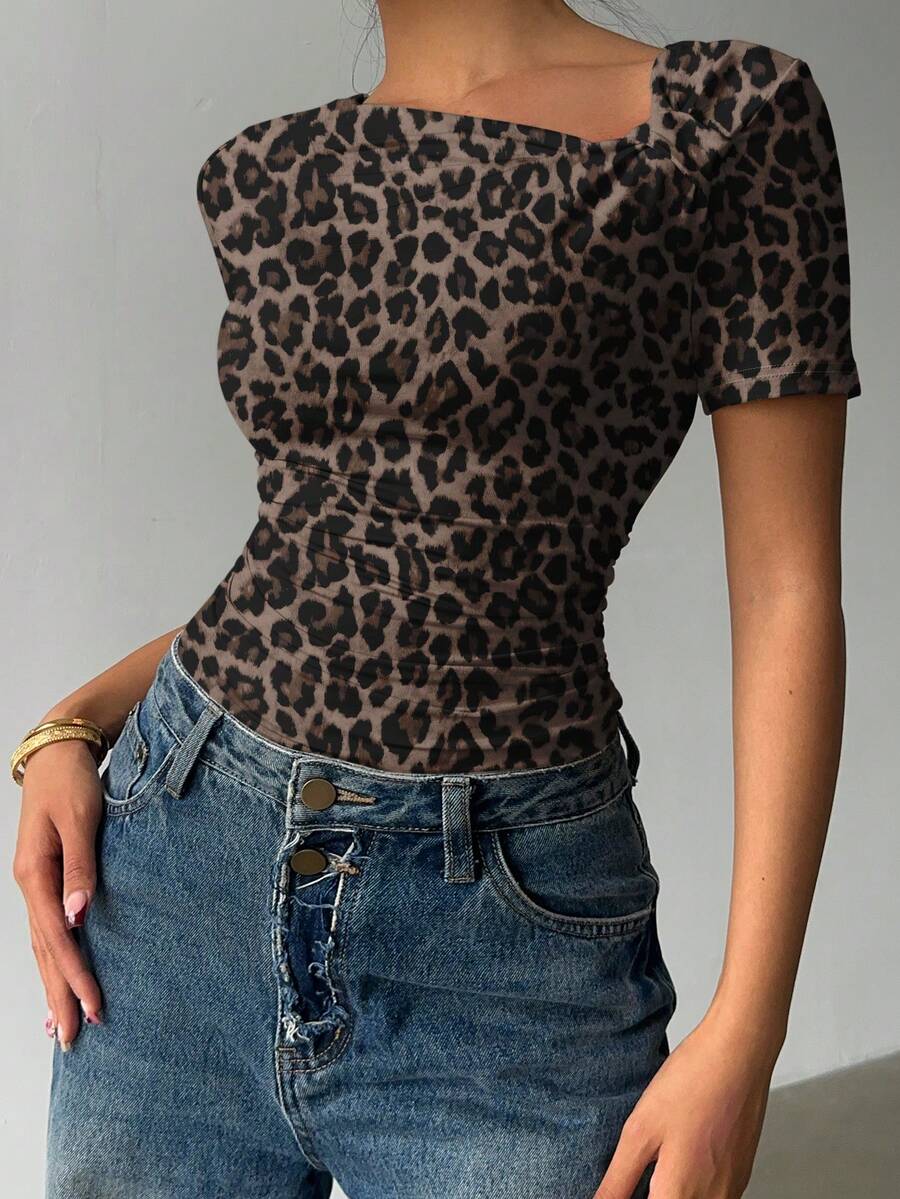 Siren Gaze 女士优雅豹纹不对称领褶皱修身短袖上衣 - 性感夏季外出衬衫，适合约会、鸡尾酒会、办公室、度假和婚礼宾客穿着 - 彩色 - 查看 1