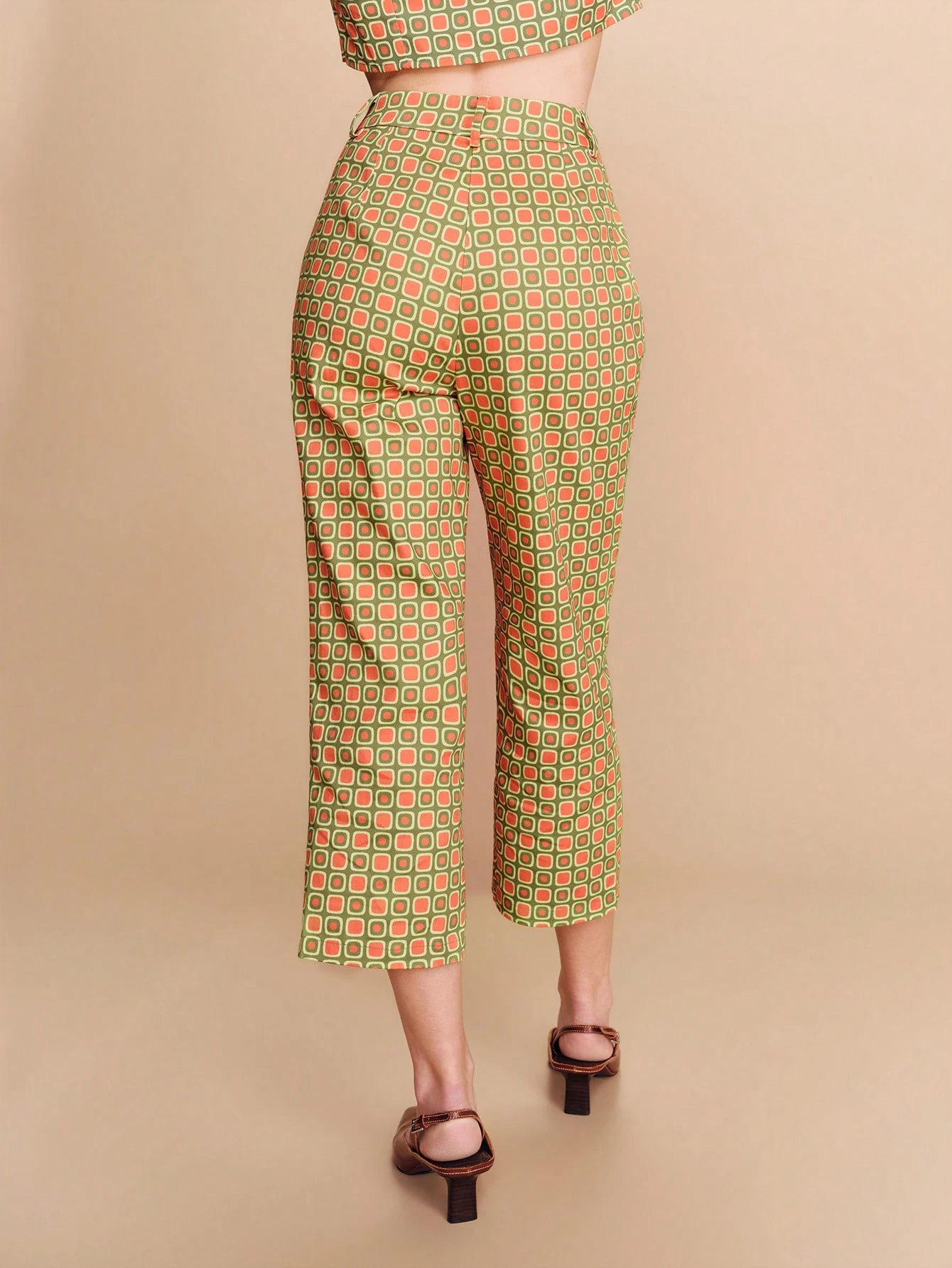 Olivgrünes geometrisches Muster Set mit Crop Top und hochgeschnittener Hose, im Vintage-Stil