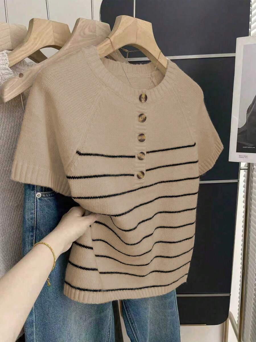Franclia 休闲宽松圆领短袖针织条纹半开襟纽扣设计米色女士春夏套头毛衣短袖针织衫短袖开衫罗纹衬衫针织衫女士纽扣毛衣短袖针织衫条纹针织衫女士上衣女士针织衫优雅针织衫女士最新款上衣女士新品女士休闲上衣 - 駝色 - 查看 1