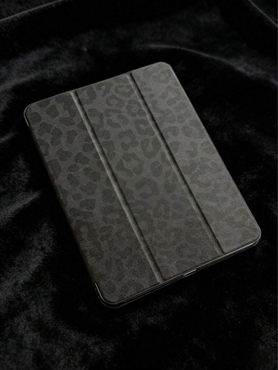 极简设计的黑色豹纹平板电脑保护套——是极简主义爱好者和现代风格追求者的理想之选。这款保护套采用翻盖设计，带有笔槽和自动睡眠/唤醒功能。 - 彩色 - 查看 1