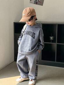 SHEIN Little Byeori 2 Stücke/Set Kleine Jungen Lässig Street Koreanischer Stil Batik Hoodie & einfarbige Jogginghose mit elastischem Bund, geeignet für Ferien, Herbst/Winter - Verschiedenfarbig - Übersicht 3