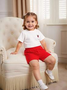 SHEIN Conjunto de camiseta de manga corta con bordado de corazón para niñas pequeñas, adecuado para uso casual, deportivo, al aire vacaciones - Rojo y blanco - Ver 1