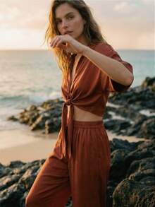 Lumivelle 女士时尚休闲纯色缎面翻领V领短袖露脐上衣（下摆系带）+高腰缎面荷叶边阔腿裤两件套，春夏款 - 紅色 - 查看 3