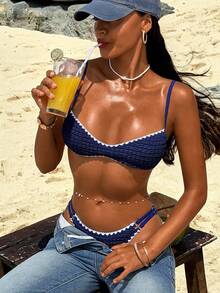 Swim Vcay 2 pièces Ensemble de bikini bandeau réglable en tissu texturé bleu marine avec dentelle blanche, style vacances. Maillot de bain deux pièces bleu marine, bikini violet pour vacances, bikini bleu marine avec bordure ondulée, ensembles de bikini texturés pour femmes, maillots de bain deux pièces pour femmes, tenues de plage deux pièces pour femmes - Bleu marine - Voir 4