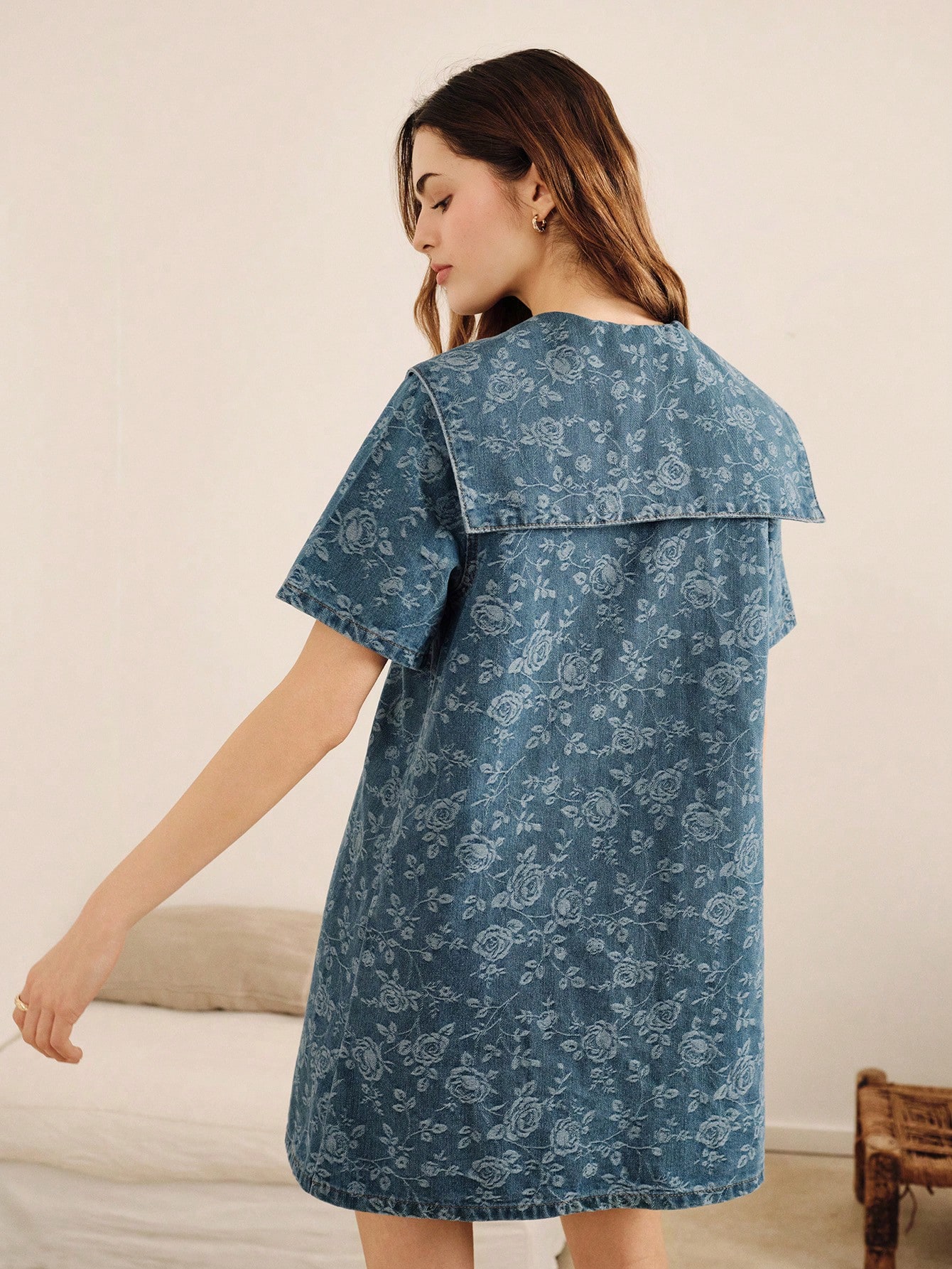 Abito mini in denim con collo alla marinara oversize