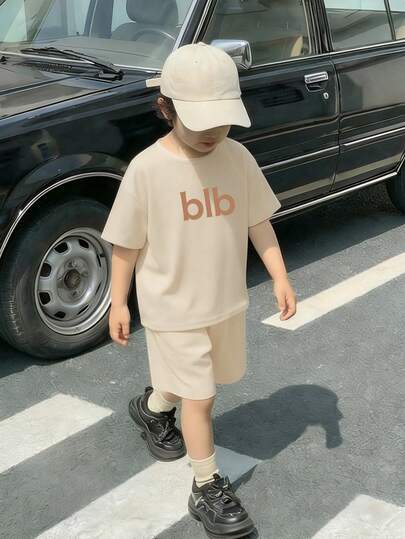 两件套男童时尚简约韩版标语印花短袖T恤和休闲运动短裤，适合派对、节日、春夏穿着，轻便舒适，是街头、休闲外出、返校、野餐、拍照的理想之选。