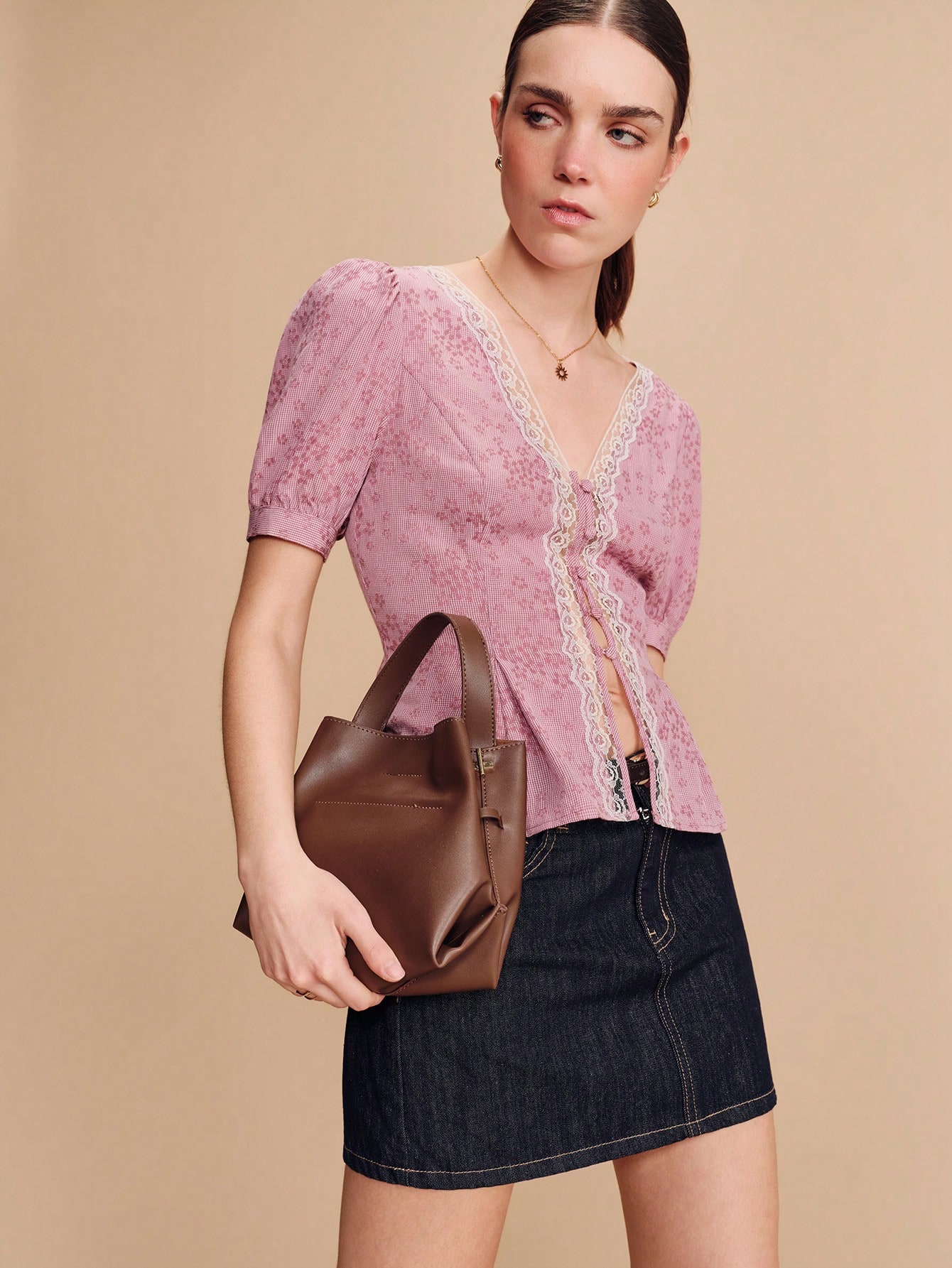 ピンクの花柄ギンガムVネックブラウス、レーストリミング、パフスリーブ、ロマンチックなヴィンテージ春夏スタイル、フレンチスタイル、パリスタイル