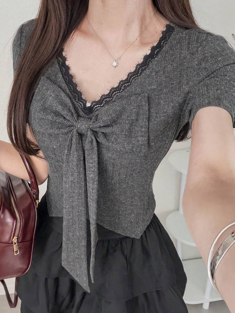 FRIFUL T-shirt d'été pour femmes à col en V, avec bordure en dentelle, couleur contrastante, détail de nœud devant, coupe ajustée slim, manches courtes, style doux - Blanc - Voir 1
