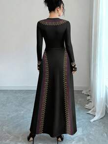 Al Najma 黑色时尚圆领长袖收腰A字型长款连衣裙，饰有漩涡和花卉刺绣印花，适合春季穿着。 - 彩色 - 查看 2