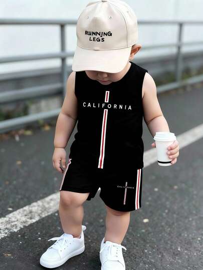 SHEIN Playful Pals Set de 2 piezas de ropa casual de calle para bebé niño, con parte superior tipo chaleco con estampado de rayas y letras, y shorts negros. Adecuado para salidas en verano
