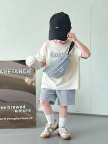 SHEIN Achetez-en 2, obtenez-en 1 gratuitement 3 pièces/set Garçon/Fille Bébé Confortable Mode Casual Polyvalente T-shirt à manches courtes imprimé lettres blanc, Top tricoté, Short cargo et Sac bandoulière, Convient pour l'intérieur, l'extérieur, le quotidien, les sports, les jeux, les fêtes, les séances photo, les vacances, le printemps/l'été - Bleu gris - Voir 1